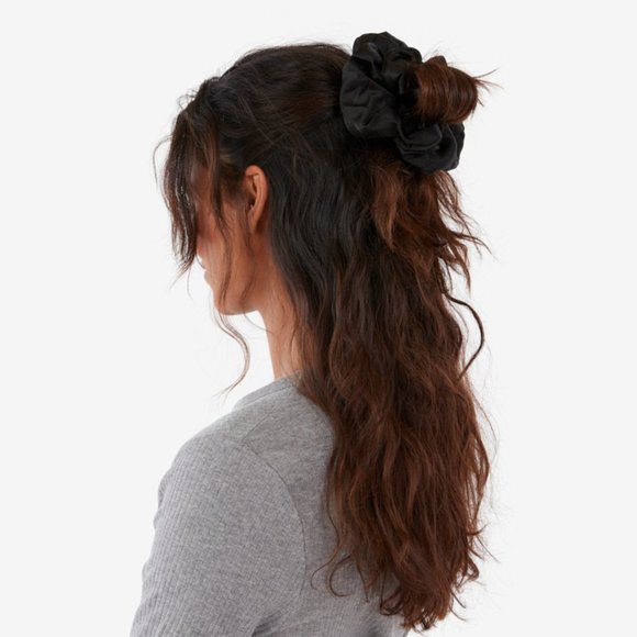 🆕 Oversized Scrunchie - Picture 2 of 3